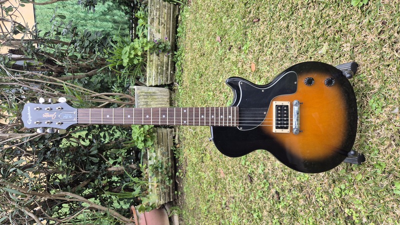 Chitarra elettrica junior Epiphone modello Les Paul.