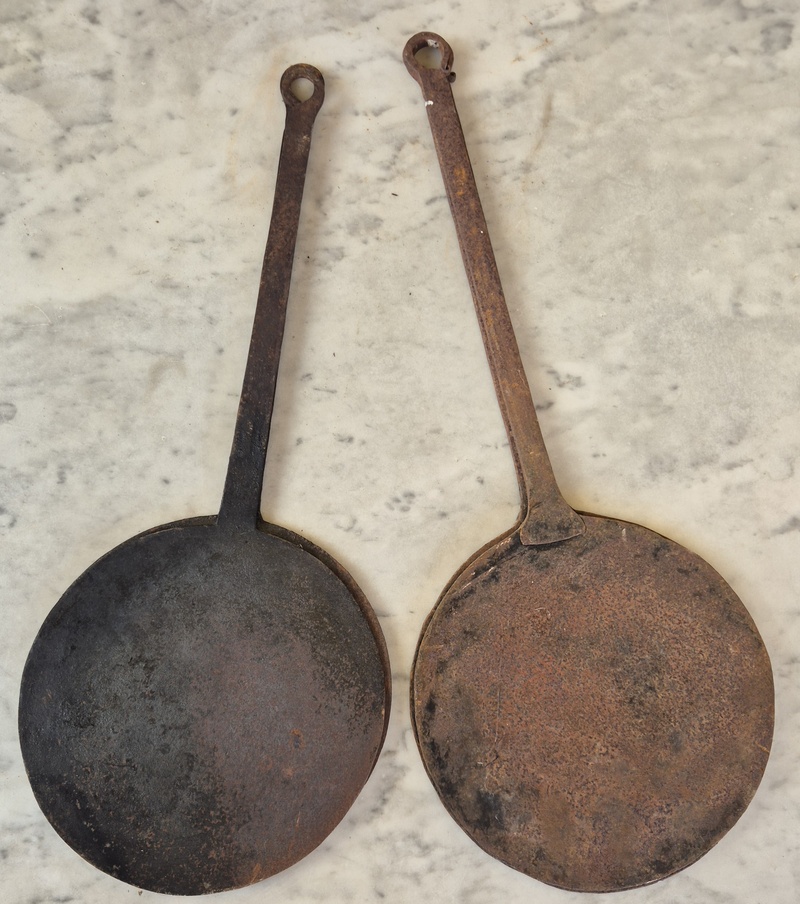 Padelle in ferro per necci e panigacci.
