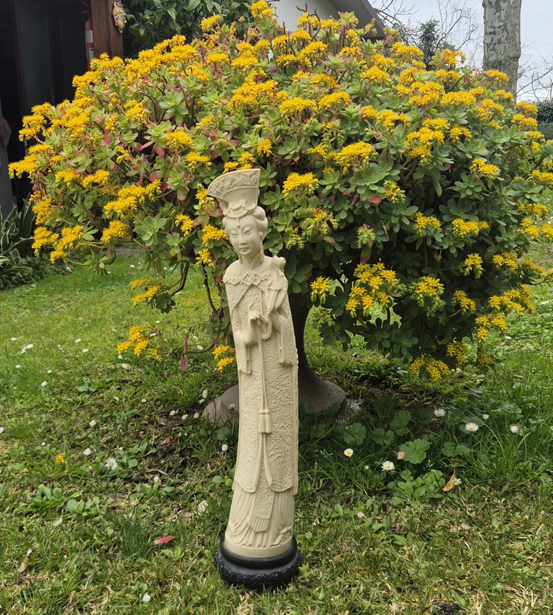 Statuina cinese intarsiata in resina.