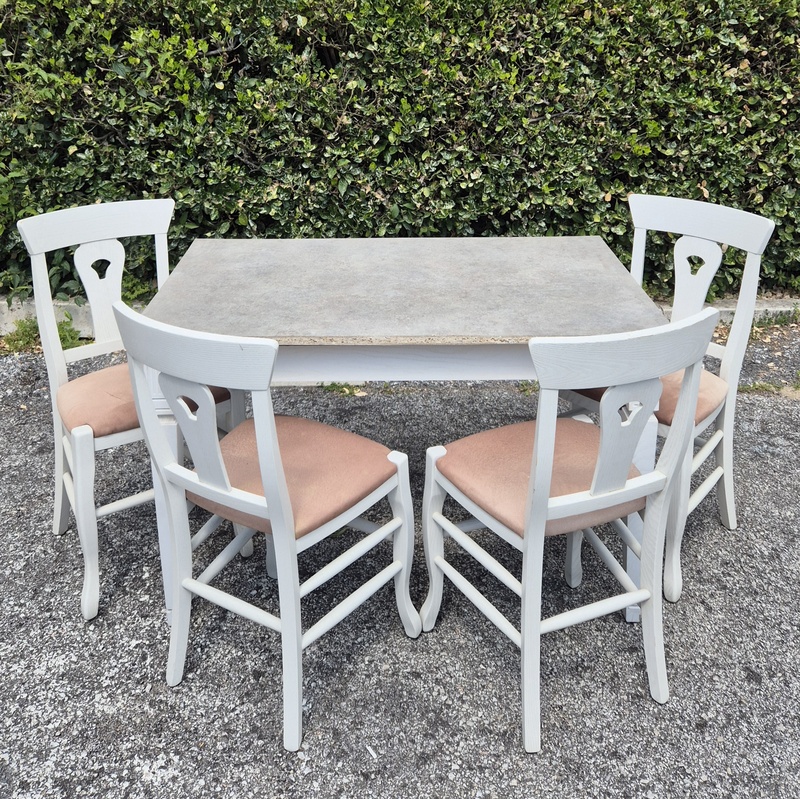 Tavolo moderno con 4 sedie.