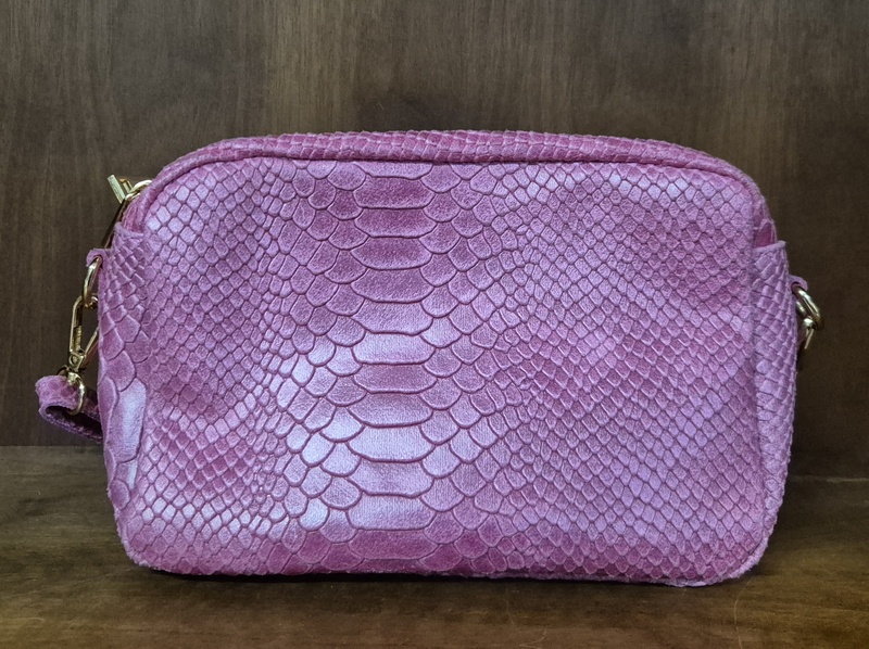 Pochette in pelle color rosa.