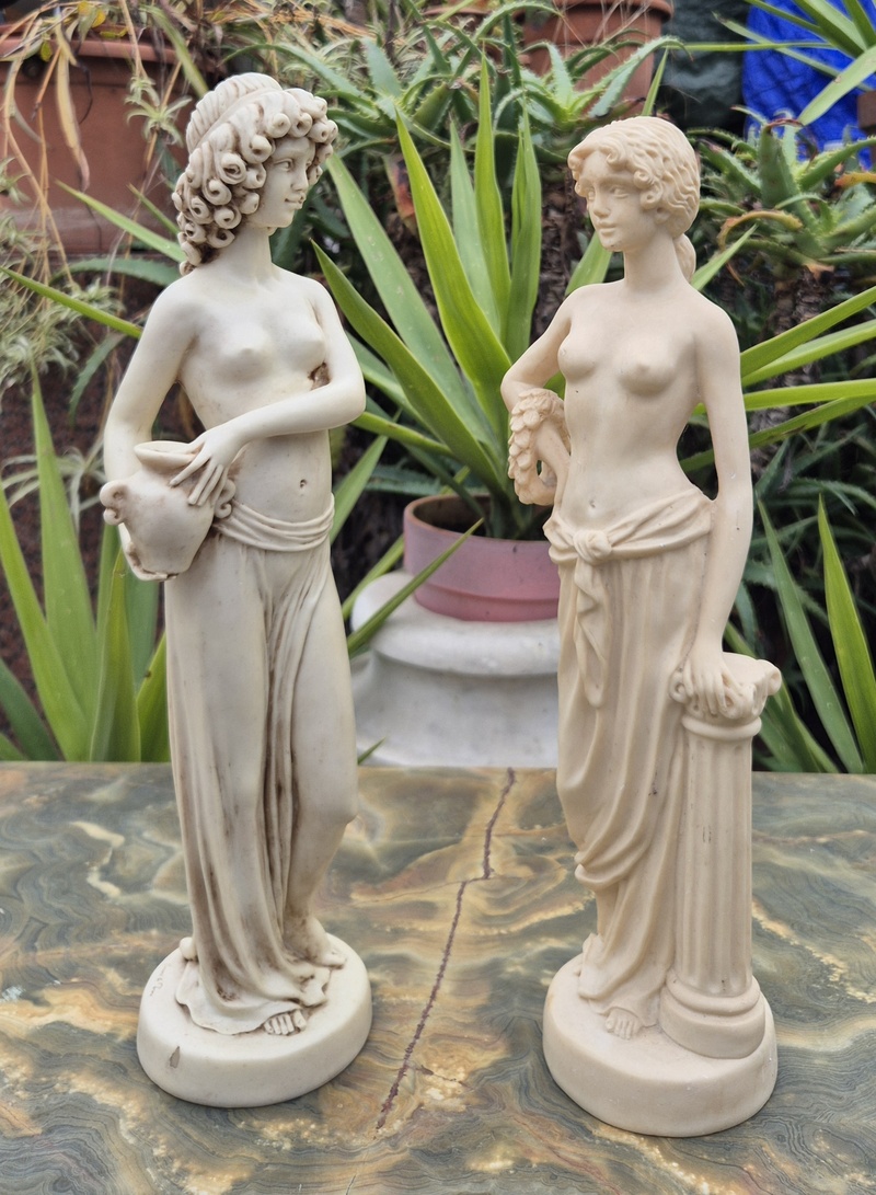 Coppia statuine in resina.