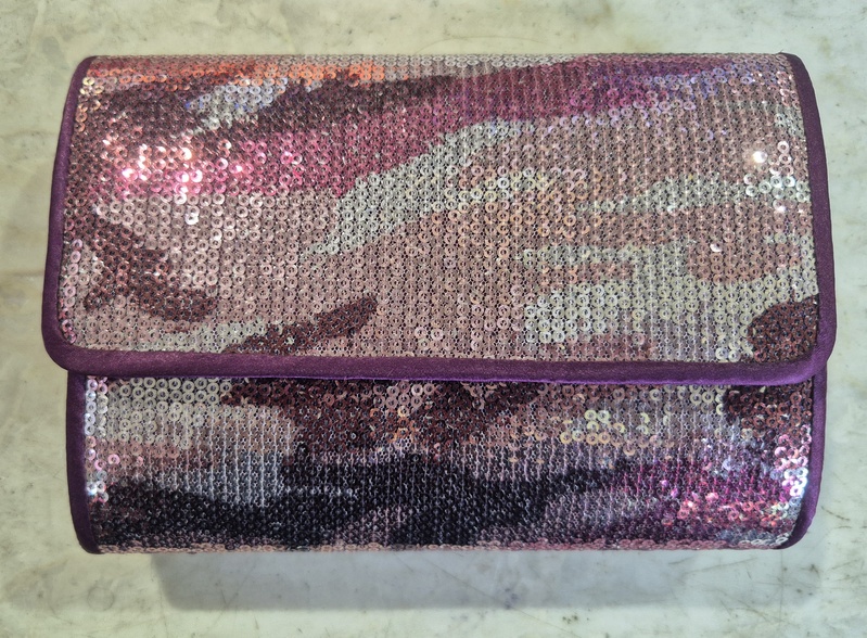 Borsa violetta con payette.